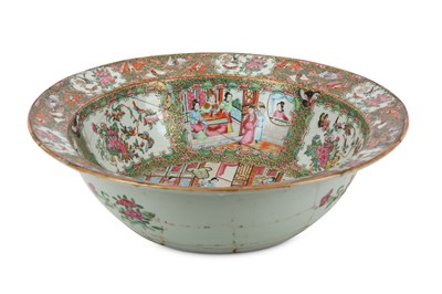 Lot 121 - A CHINESE CANTON FAMILLE ROSE PUNCH BOWL.