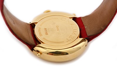 Lot 630 - CHAUMET. A LADIES QUARTZ 18K YELLOW GOLD...