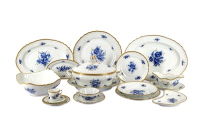 Lot 793 - An extensive Italian ceramic dinner service...