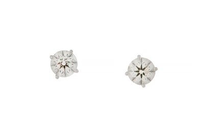 Lot 139 - A pair of diamond earstuds Each brilliant-cut...