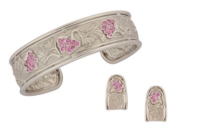 Lot 78 - A pink sapphire cuff and earring suite, by...