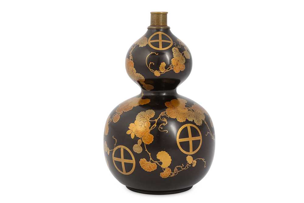 Lot 1023 - A DOUBLE GOURD LACQUER SAKE BOTTLE. Edo period,...