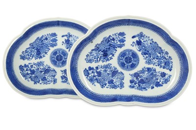 Lot 108 - A PAIR OF CHINESE BLUE AND WHITE 'KIDNEY' DISHES.