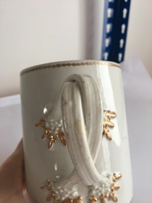 Lot 114 - A CHINESE FAMILLE ROSE ARMORIAL MUG.