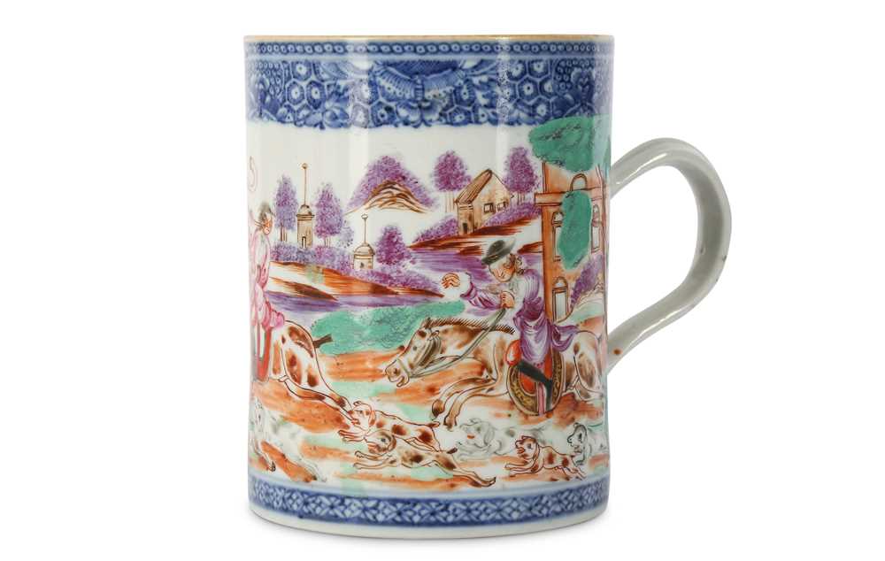 Lot 132 - A CHINESE FAMILLE ROSE 'FOXHUNTING' MUG.