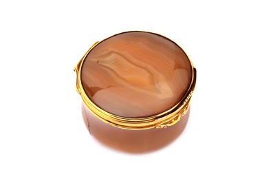 Lot 19 - A George II unmarked gold mounted agate snuff...