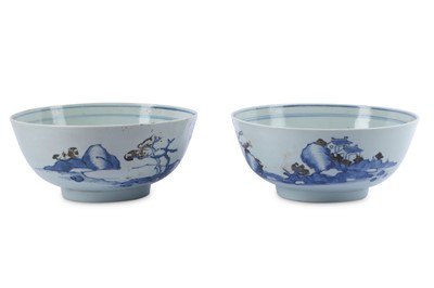 Lot 77 - A pair of Chinese export blue and white bowls...