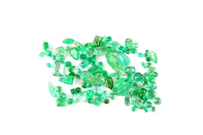 Lot 115 - A packet of loose faceted emeralds
