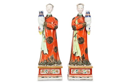 Lot 415 - A FINE PAIR OF CHINESE FAMILLE ROSE FIGURES OF...