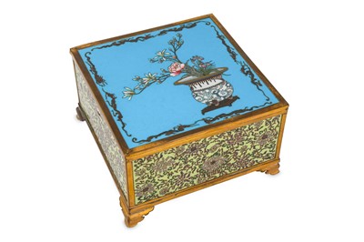 Lot 1062 - A CLOISONNE BOX AND COVER. 19th/20th Century....