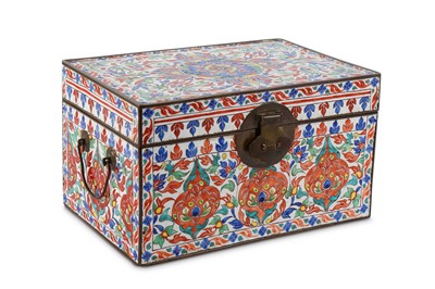 Lot 387 - A CHINESE RECTANGULAR ENAMEL BOX. Qing Dynasty,...