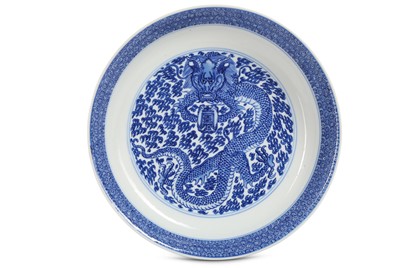 Lot 140 - A BLUE AND WHITE ‘DRAGON’ DISH. Qing Dynasty,...