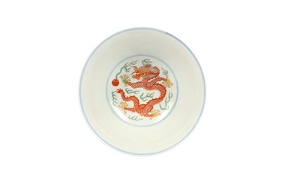 Lot 414 - A CHINESE WUCAI ‘DRAGON AND PHOENIX’ BOWL.