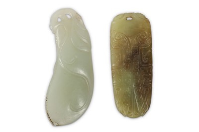 Lot 727 - A CHINESE YELLOW JADE CICADA PENDANT AND A...