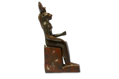 Lot 25 - AN EGYPTIAN BRONZE FIGURE OF SEATED SEKHMET...