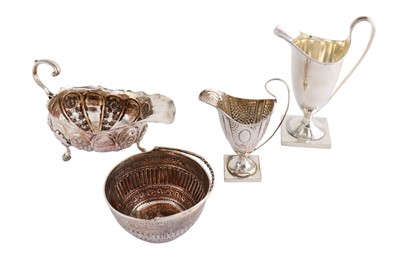 Lot 101 - A mixed group of sterling silver holloware...
