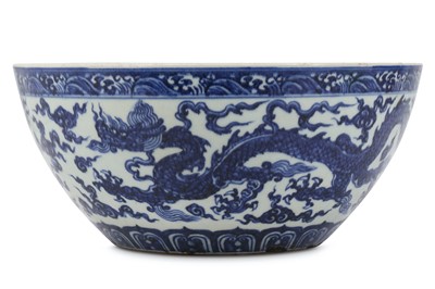 Lot 1012 - A CHINESE BLUE AND WHITE 'DRAGON' BOWL.