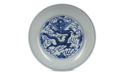 Lot 126 - A CHINESE BLUE AND WHITE 'DRAGON' DISH. Ming...
