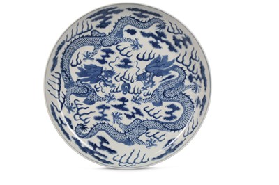 Lot 149 - A CHINESE BLUE AND WHITE 'DRAGON' CHARGER....
