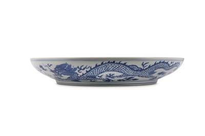 Lot 149 - A CHINESE BLUE AND WHITE 'DRAGON' CHARGER....