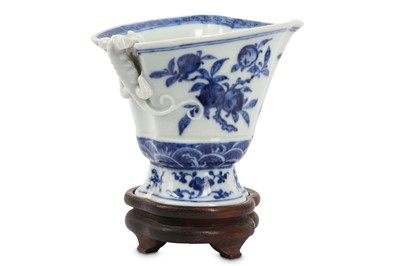 Lot 115 - A CHINESE BLUE AND WHITE ‘CHILONG’ LIBATION...