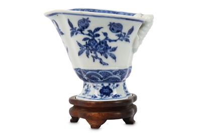 Lot 115 - A CHINESE BLUE AND WHITE ‘CHILONG’ LIBATION...