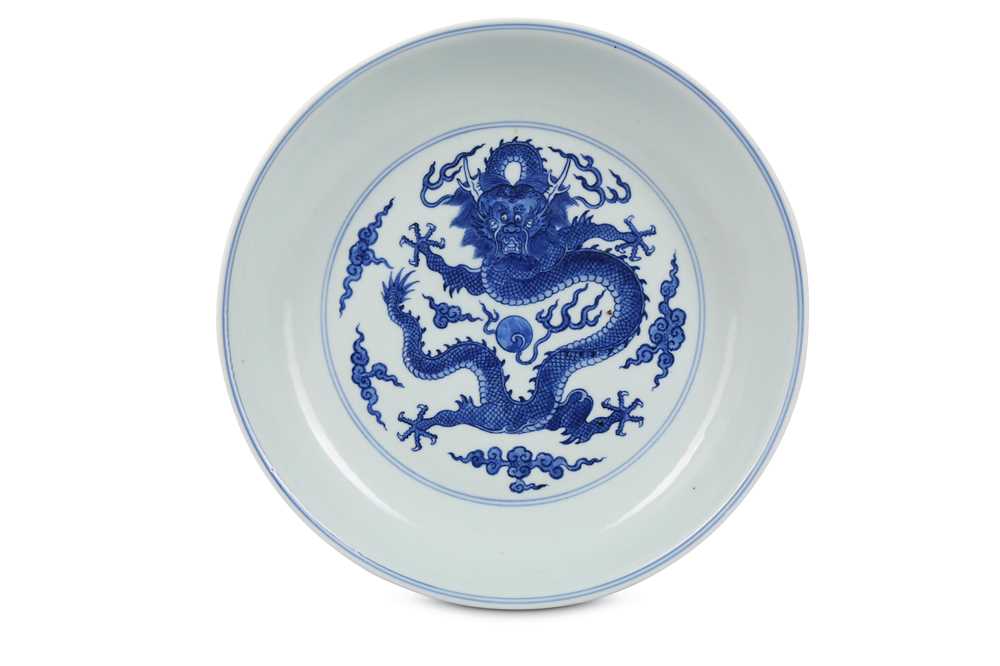 Lot 40 - A CHINESE BLUE AND WHITE 'DRAGON' DISH.