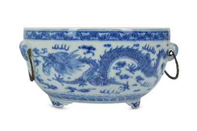 Lot 183 - A CHINESE BLUE AND WHITE 'DRAGON' WARMER AND...