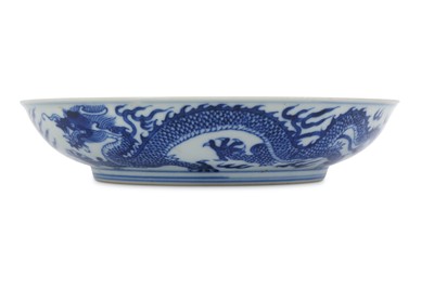 Lot 193 - A CHINESE BLUE AND WHITE 'DRAGON' DISH....