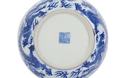 Lot 193 - A CHINESE BLUE AND WHITE 'DRAGON' DISH....