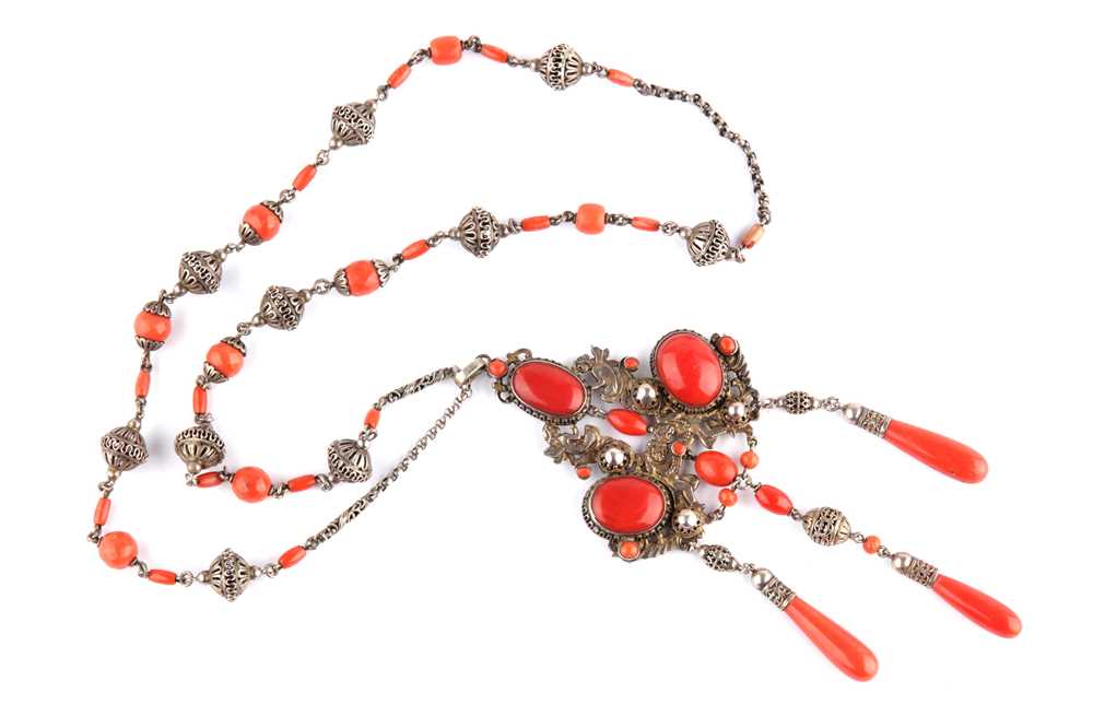 Lot 113 - A coral pendant necklace