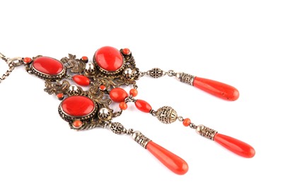 Lot 113 - A coral pendant necklace