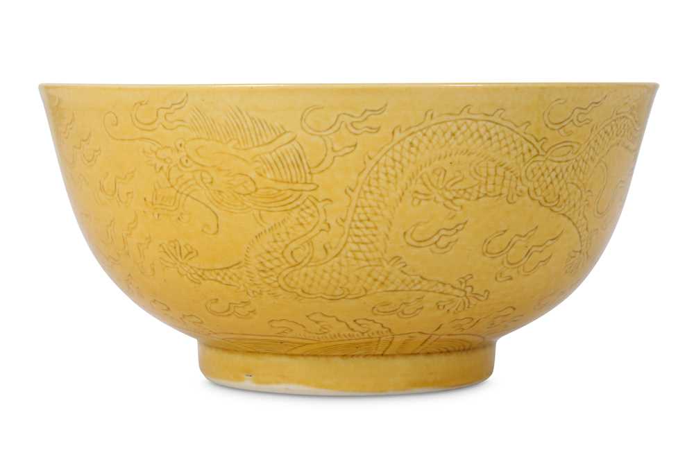 Lot 151 - A CHINESE ANHUA-DECORATED YELLOW-GLAZED...