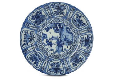 Lot 177 - AN EXCEPTIONAL CHINESE BLUE AND WHITE KRAAK PORCELAIN DISH.
