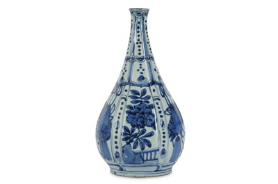 Lot 178 - AN EXCEPTIONAL CHINESE BLUE AND WHITE KRAAK PORCELAIN BOTTLE VASE.
