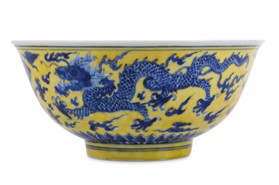Lot 141 - A CHINESE BLUE AND WHITE YELLOW-GROUND 'DRAGON'...