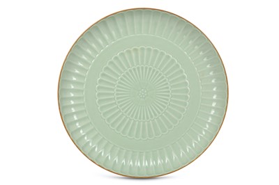 Lot 571 - A CHINESE CELADON 'CHRYSANTHEMUM' CHARGER....