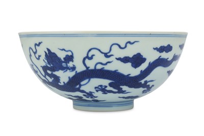 Lot 142 - A CHINESE BLUE AND WHITE 'DRAGON' BOWL. Qing...