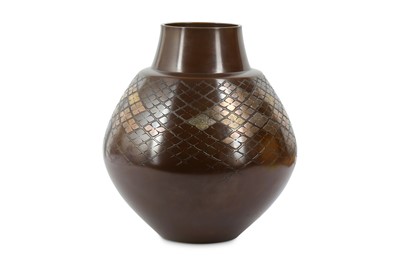 Lot 1084 - A BRONZE INLAID VASE BY MOTOYASU YUZO. 20th...