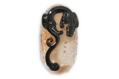 Lot 187 - A CHINESE AGATE 'DRAGON' CARVING. 19th / 20th...