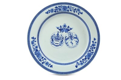 Lot 504 - A LARGE CHINESE BLUE AND WHITE ARMORIAL 'VAN...