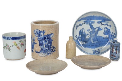 Lot 733 - A SMALL COLLECTION OF CHINESE PORCELAIN. Qing...