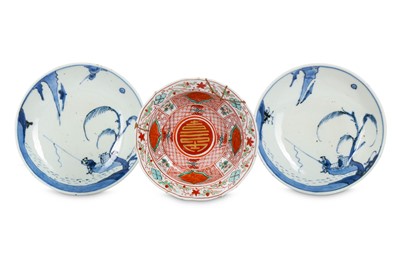 Lot 819 - A PAIR OF CHINESE BLUE AND WHITE DISHES AND A...