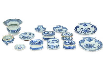 Lot 790 - A SMALL COLLECTION OF CHINESE BLUE AND WHITE...