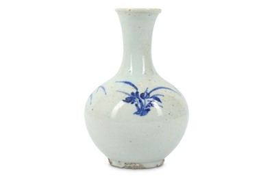 Lot 975 - A SMALL KOREAN BLUE AND WHITE BOTTLE VASE....