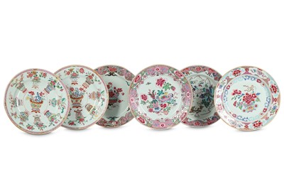 Lot 934 - SIX CHINESE FAMILLE ROSE PLATES. Qing Dynasty,...