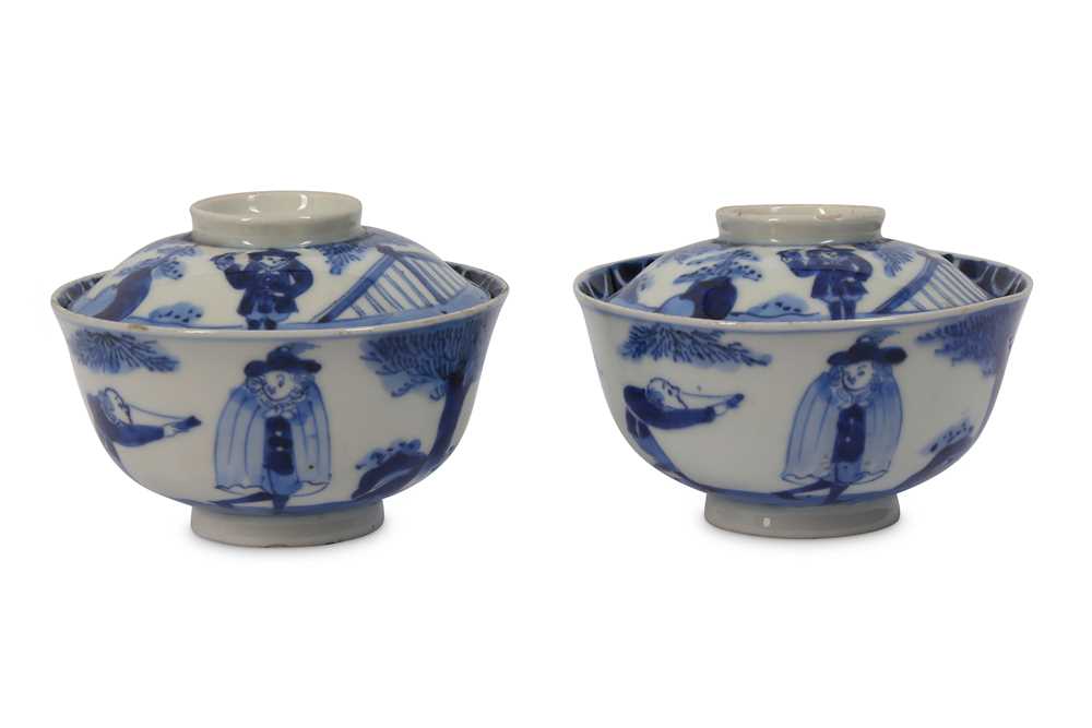 Lot 1042 - A PAIR OF IMARI BOWLS AND COVERS. Edo period....