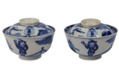 Lot 1042 - A PAIR OF IMARI BOWLS AND COVERS. Edo period....