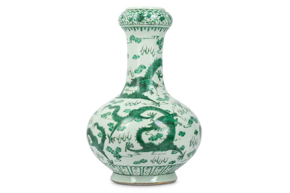 Lot 186 - A CHINESE GARLIC-MOUTH ‘GREEN DRAGON’ VASE....