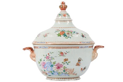 Lot 556 - A CHINESE FAMILLE ROSE 'COCKERELS' TUREEN AND...